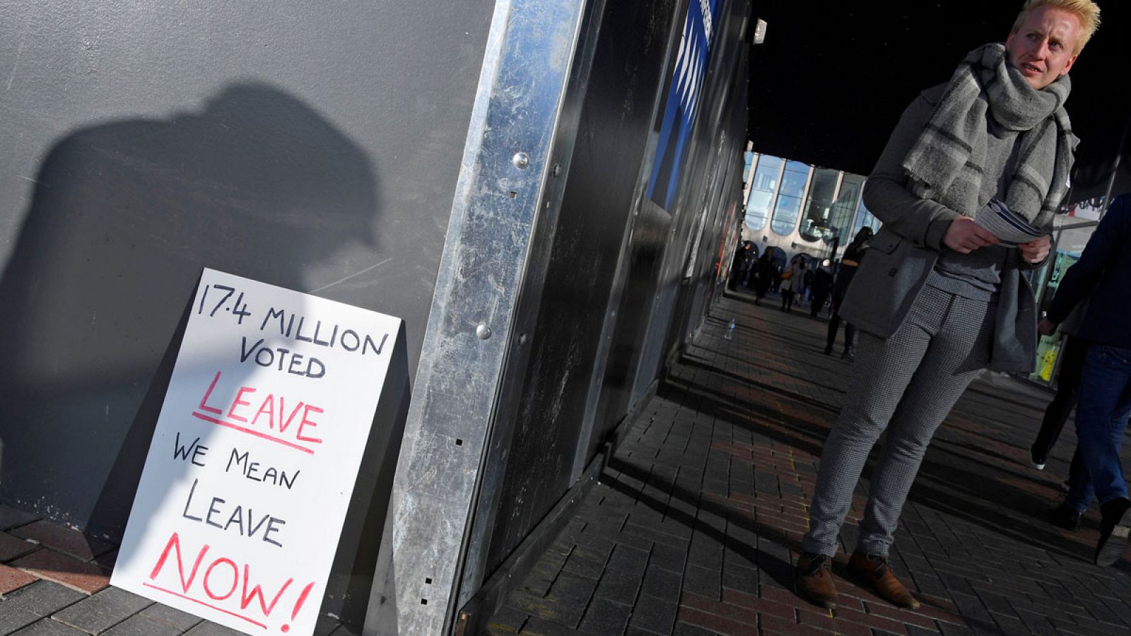 Una pancarta reclama el 'Brexit' en la fachada del edificio donde se celebra el Congreso del Partido Conservador, en Birmingham.