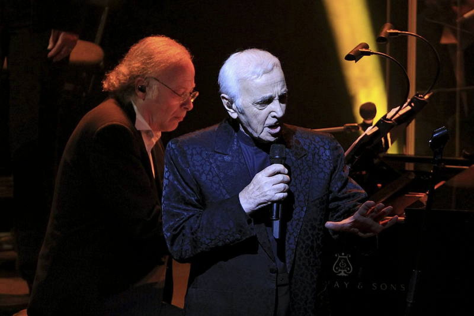El cantante Charles Aznavour durante un concierto que ofreció en el Gran Teatro del Liceo de Barcelona.
