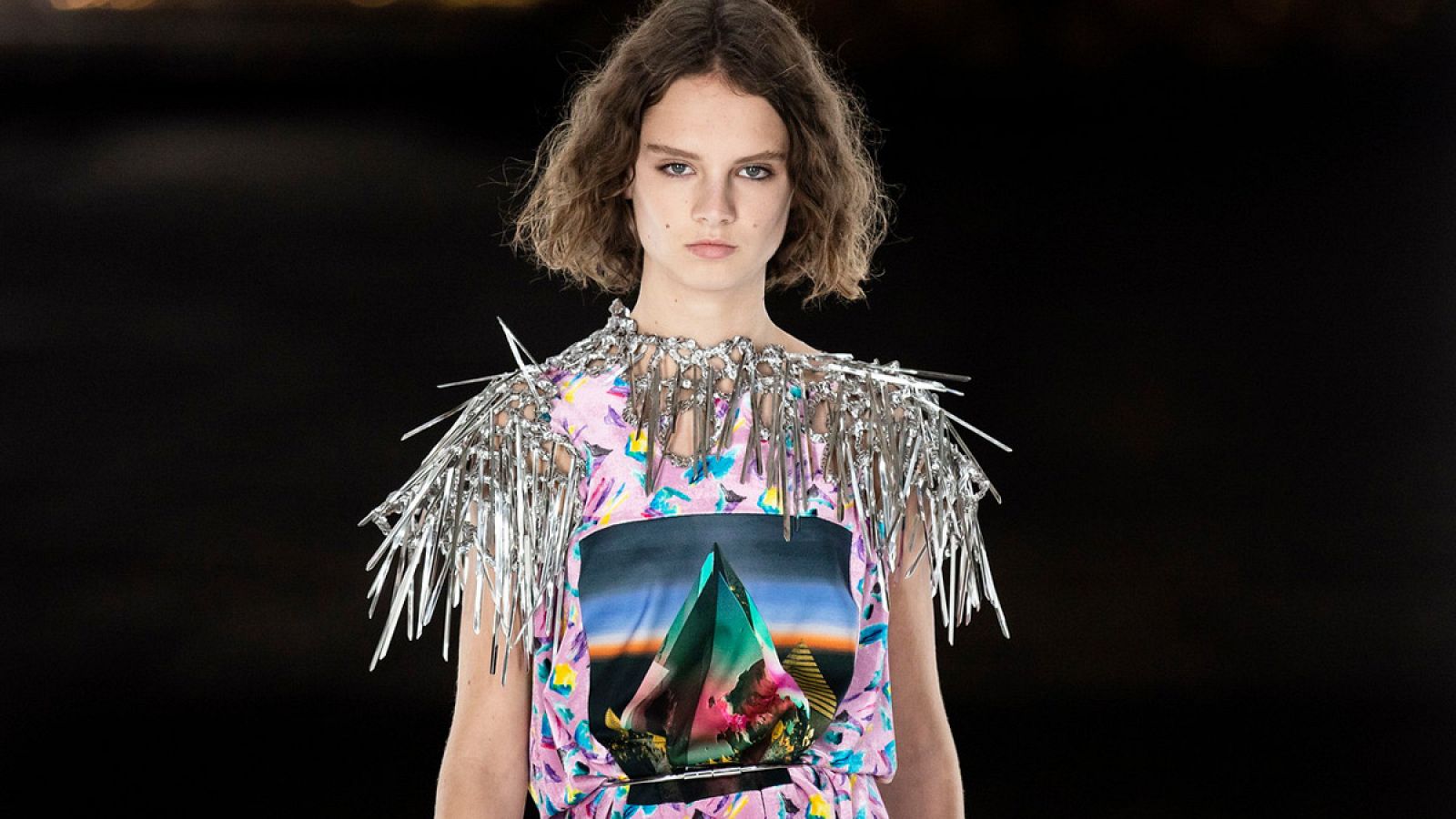 La estética futurista y el estilo ochentero se mezclan en el show de Louis Vuitton