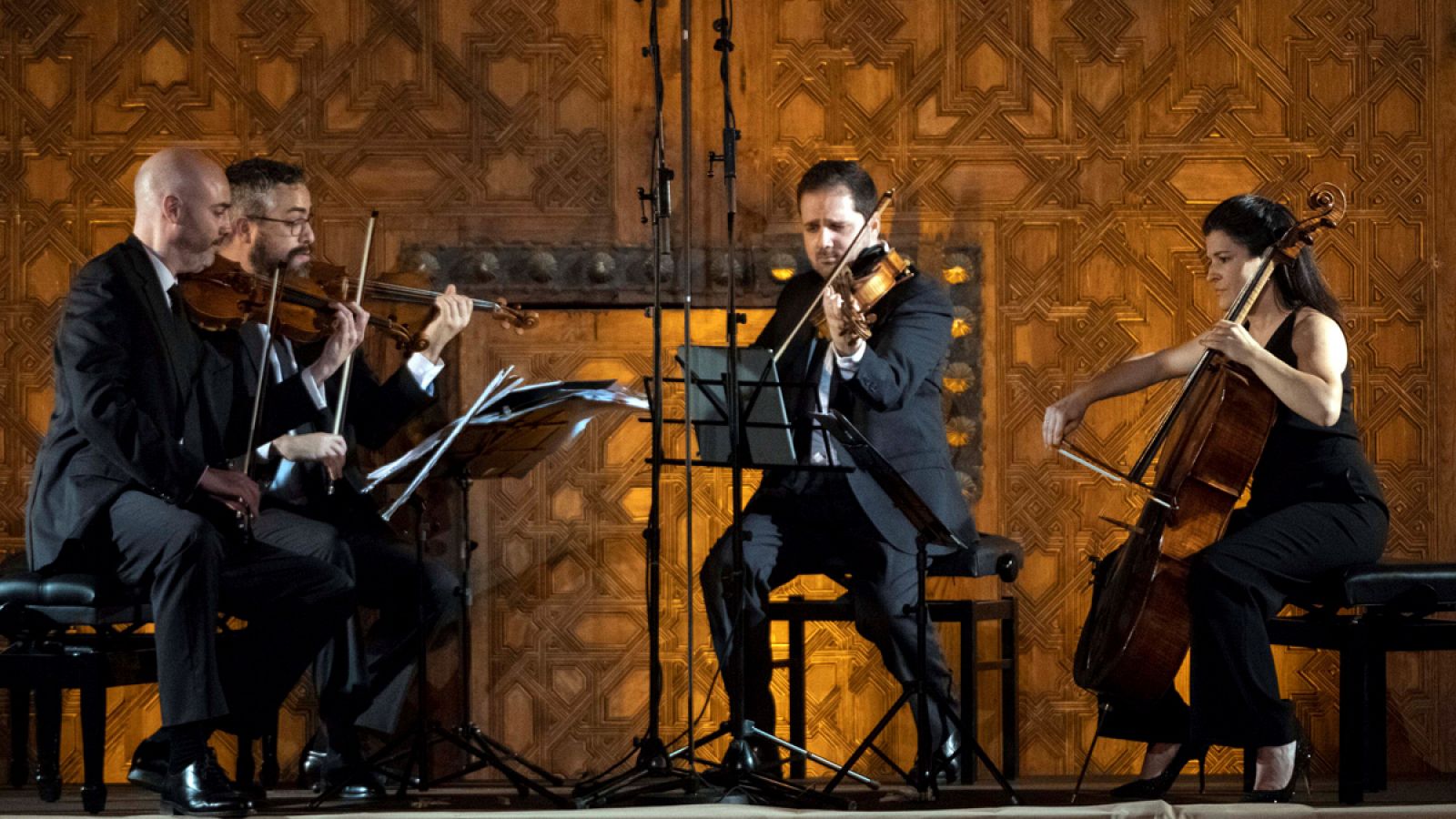 El Cuarteto Quiroga, cuarteto de cuerdas español de música clásica, durante una actuación en el patio de los Arrayanes de la Alhambra (Granada).