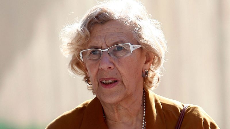 Manuela Carmena paseando por las calles de Madrid