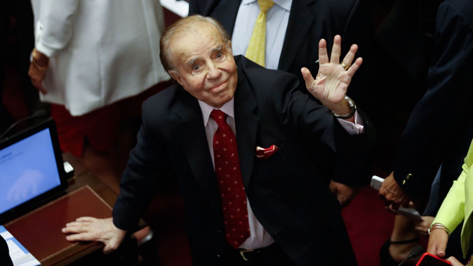 Fotografía de archivo fechada el 29 de noviembre de 2018, que muestra al expresidente argentino Carlos Menem durante el juramento de 24 senadores nacionales en la sede del Congreso, en Buenos Aires (Argentina).