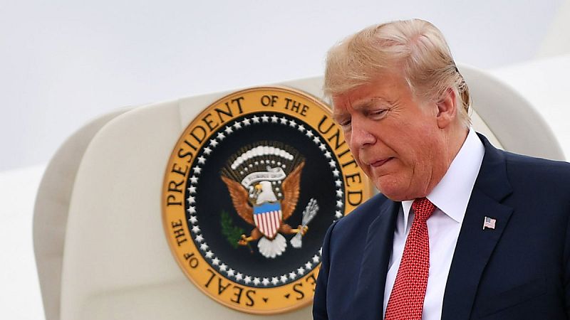 El presidente de EE.UU., Donald Trump, bajando del Air Force One  el jueves 4 de octubre de 2018.