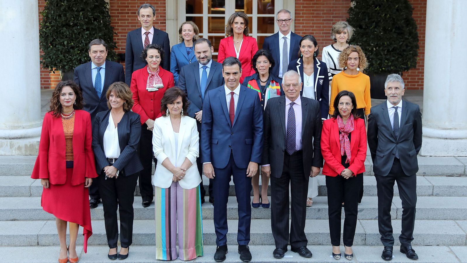 Nueva foto de familia del Gobierno con la incorporación de Carcedo