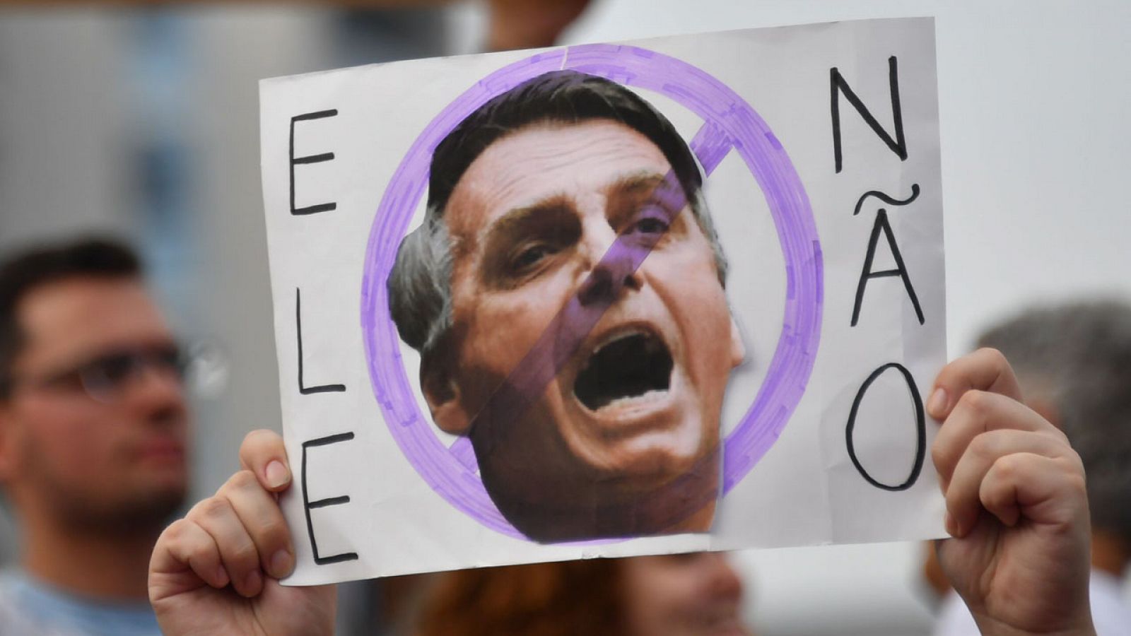 Una mujer protesta contra Bolsonaro en Sao Paulo