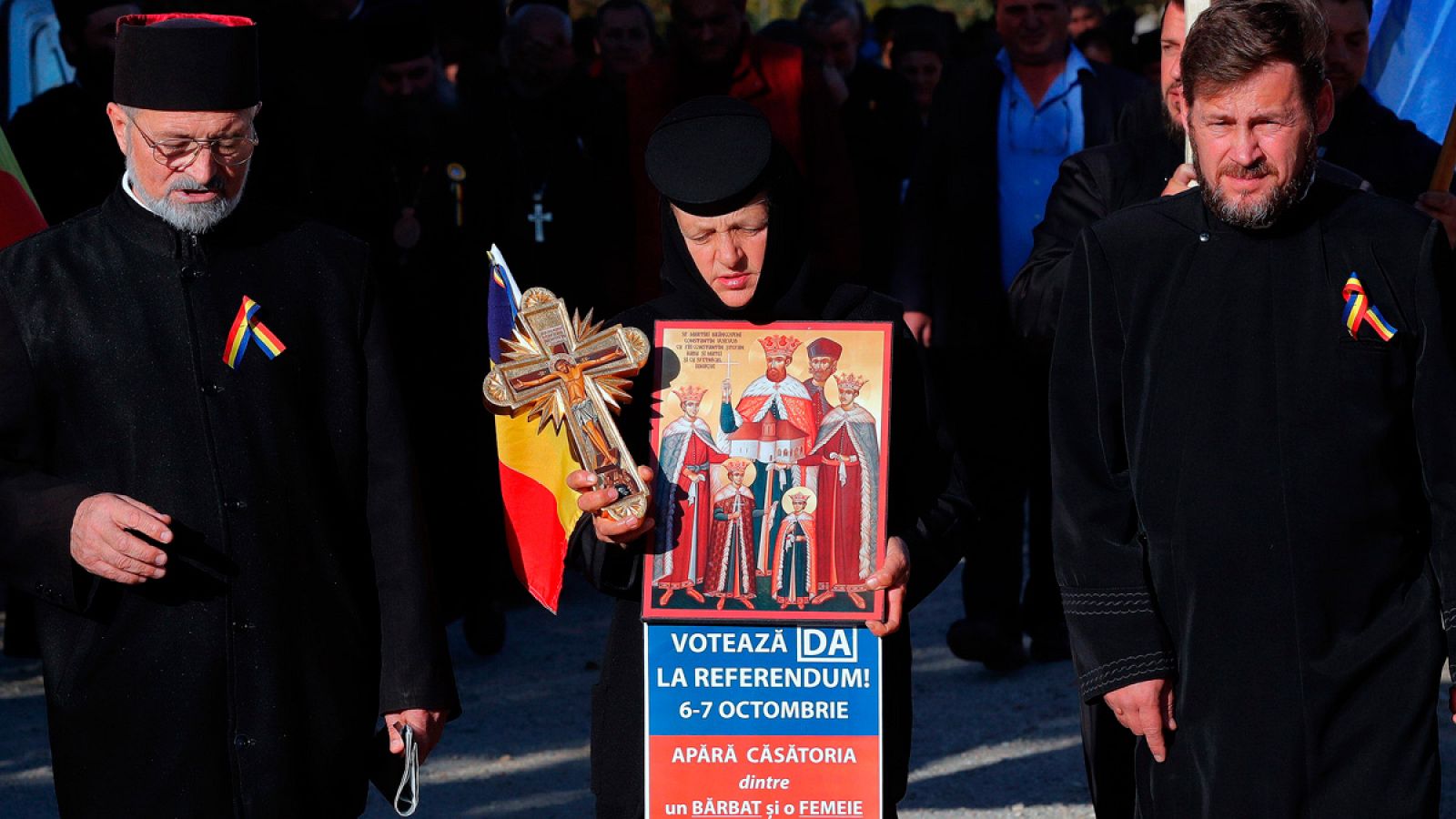 Una monja ortodoxa sostiene una cruz y diferentes iconos religiosos durante una marcha para vetar el matrimonio entre personas del mismo sexo en Draganesti Olt, Rumanía