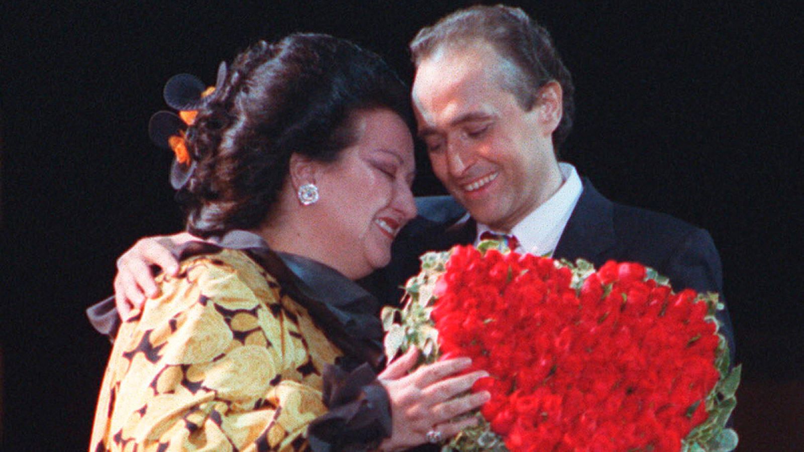 Josep Carreras recibe emocionado un centro de flores en forma de corazón de manos de la cantante Montserrat Caballé el 21 de julio de 1988