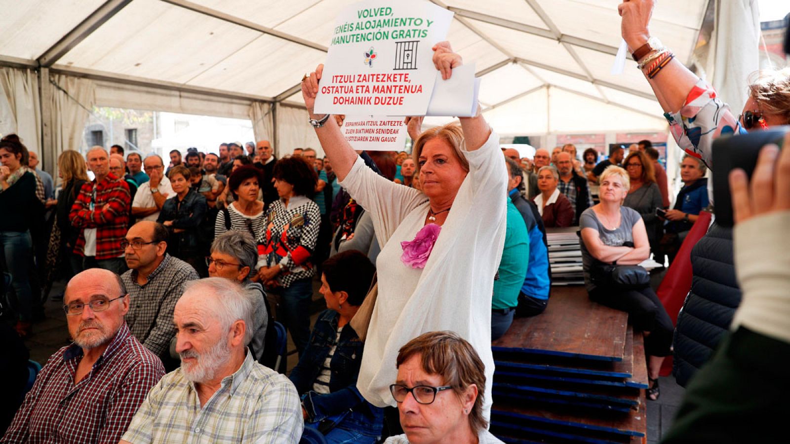 La presidenta de Covite, Consuelo Ordóñez, irrumpe en un acto de los presos de ETA