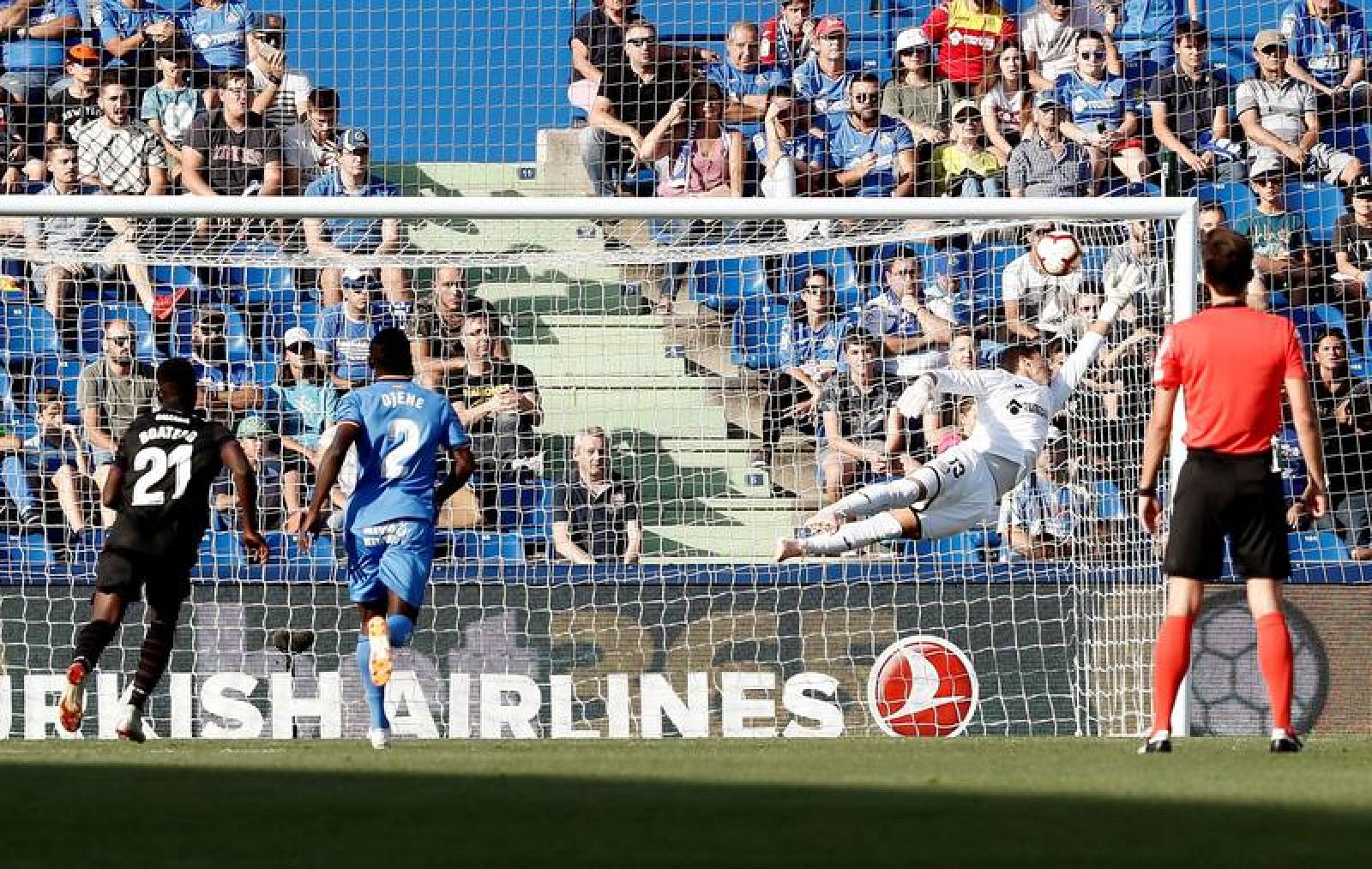 El portero del Getafe David Soria (d) encaja el primer gol ante el Levante, obra del centrocampista macedonio Enis Bardhi durante el partido de la octava jornada de liga que se disputa esta tarde en el Coliseo Alfonso Pérez. 