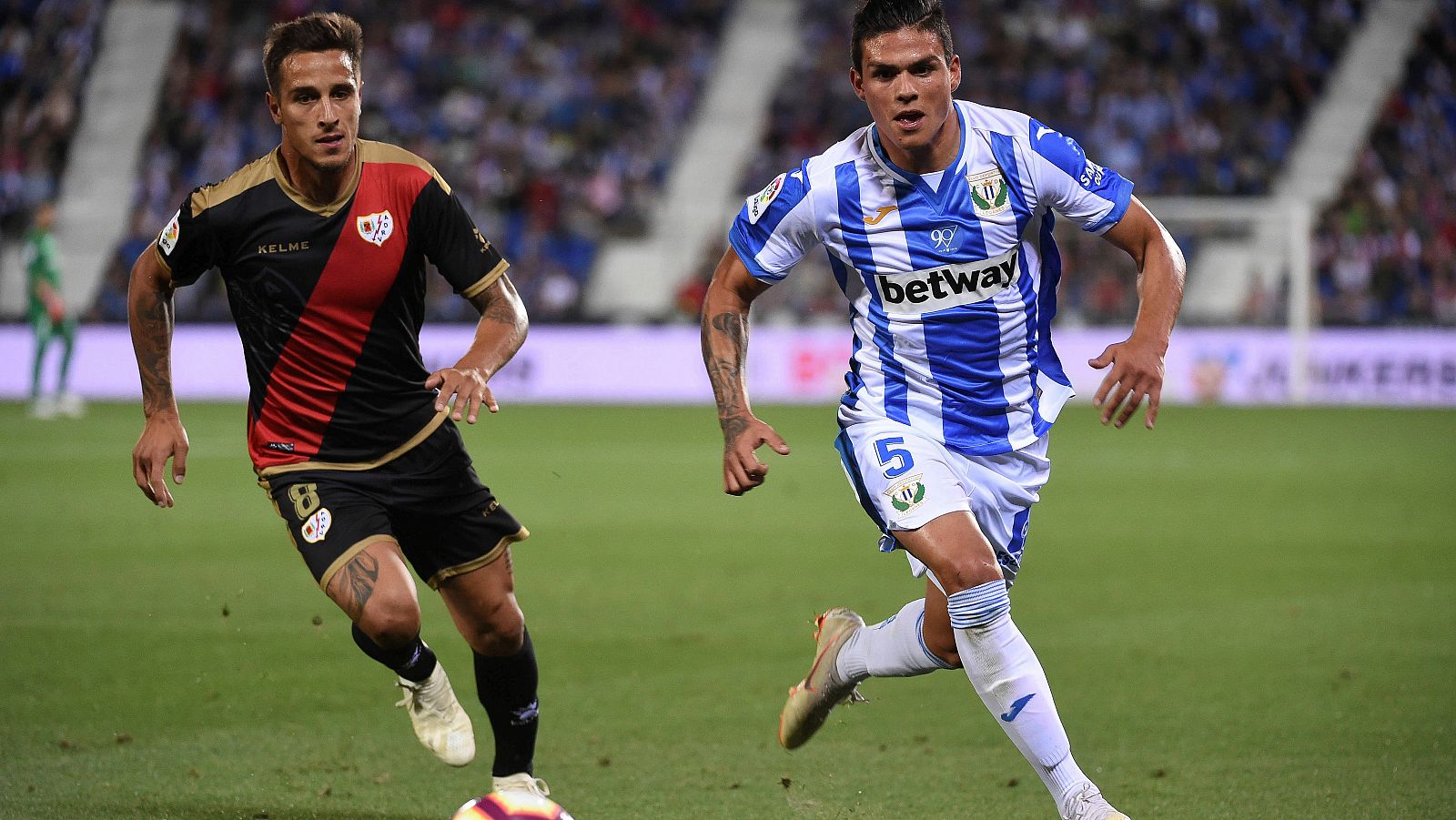 El argentino Jonathan Silva, del Leganés, lucha por el balón con su compatriota Trejo, del Rayo Vallecano.