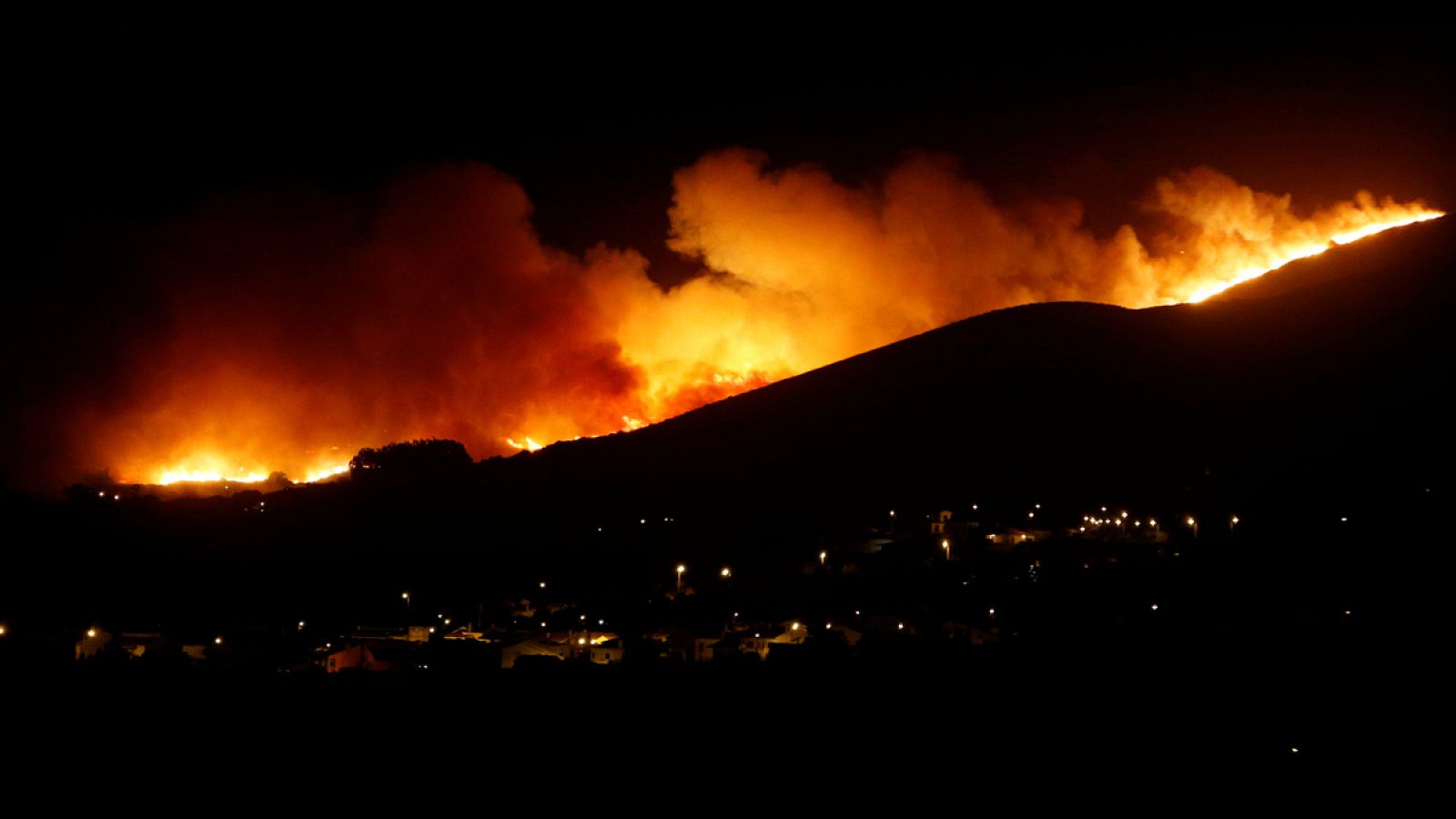 Vista del incendio que afecta a la sierra de Sintra