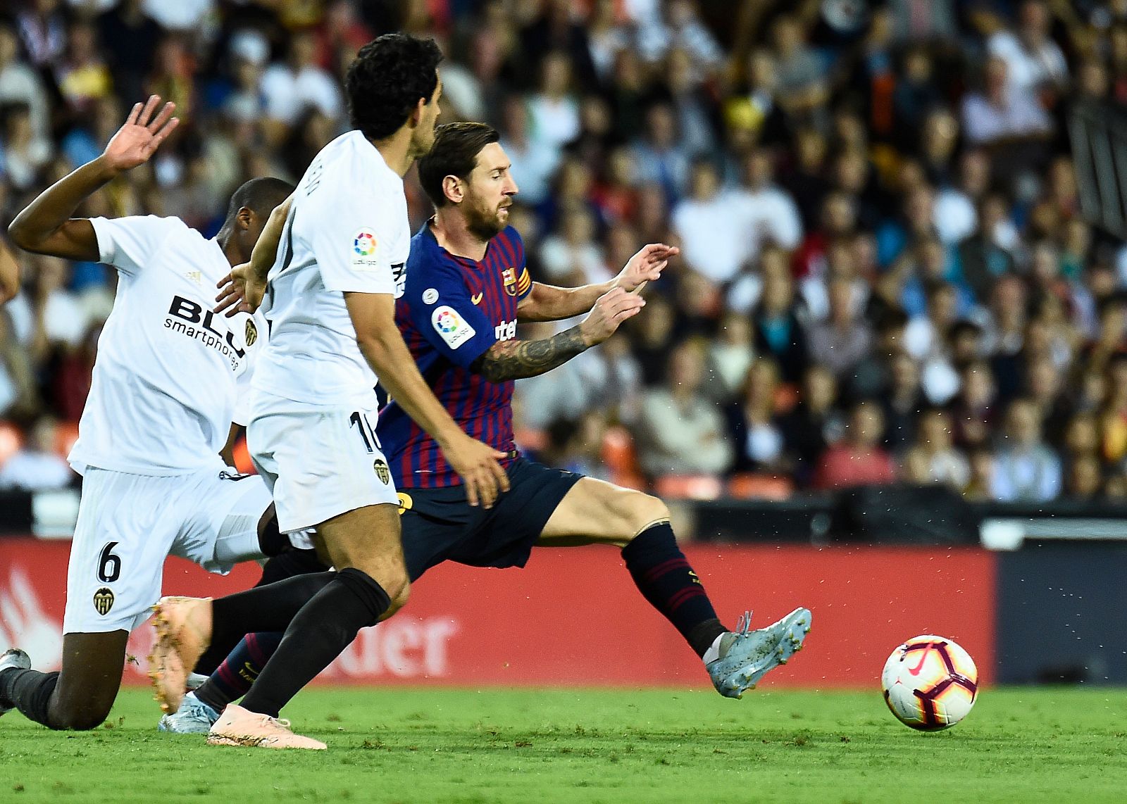 Messi ante defensas del Valencia