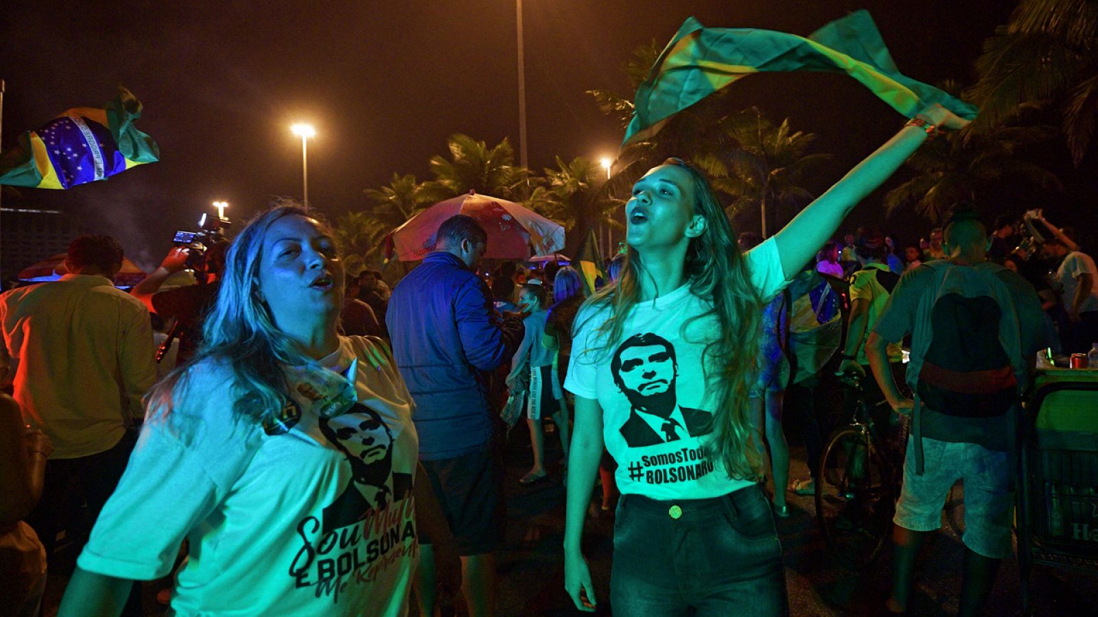 Dos mujeres celebran el triunfo de Bolsonaro en Río de Janeiro