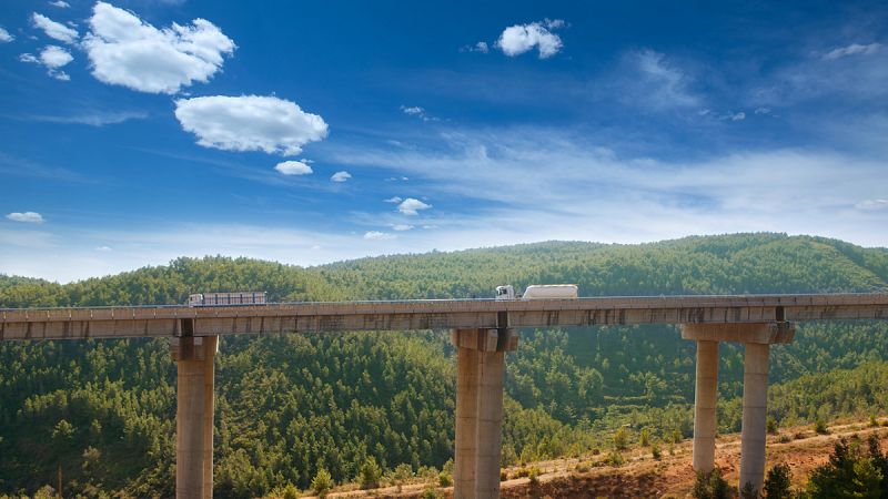 Camiones en un viaducto