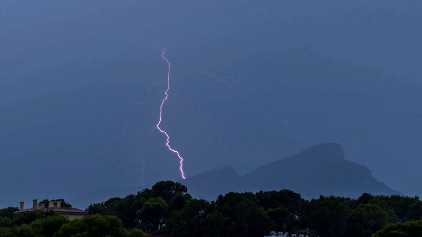  Un rayo cae sobre la isla de Dragonera durante la tormenta caída en Andrach, Mallorca