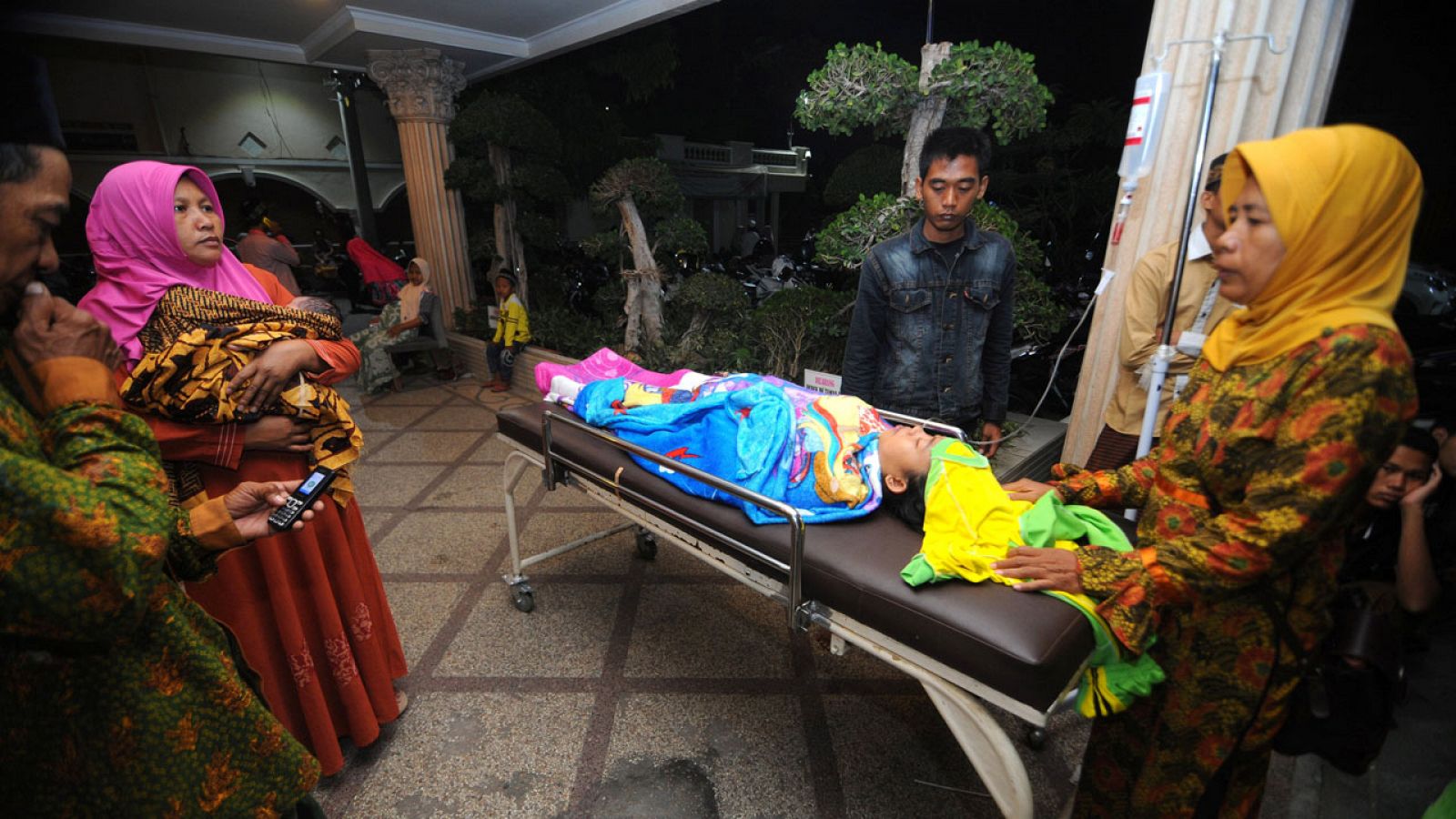 Familiares de un herido esperan en el hospital de Larasati tras el terremoto en Bali