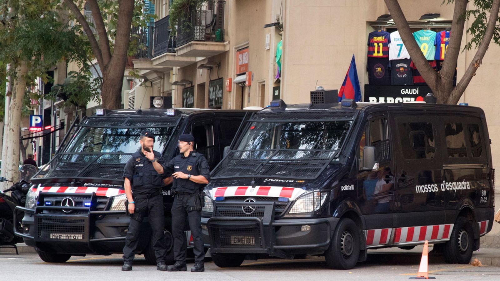 Diversos Mossos d'Esquadra patrullan en los alrededores de la Sagrada Familia el 1-O