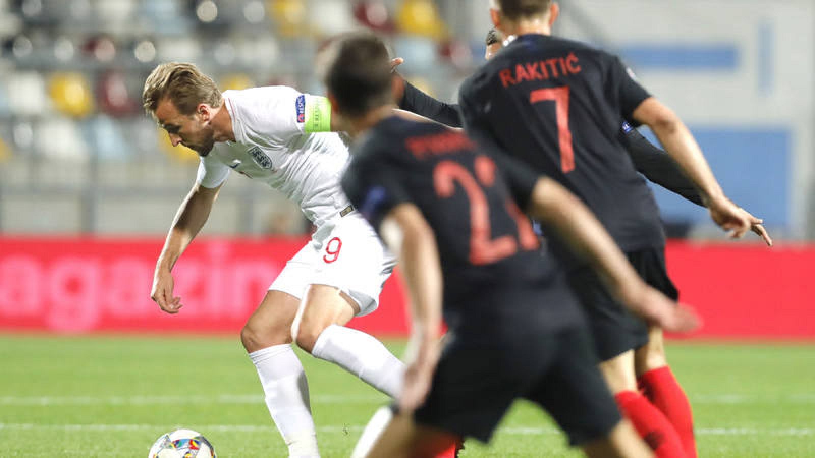 Harry Kane, en segundo plano, en acción durante el partido frente a Croacia.