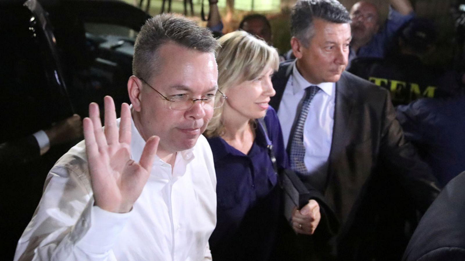 El misionero estadounidense Andrew Brunson (i) a su llegada al aeropuerto de Esmirna¿¿, Turquía, tras ser liberado.