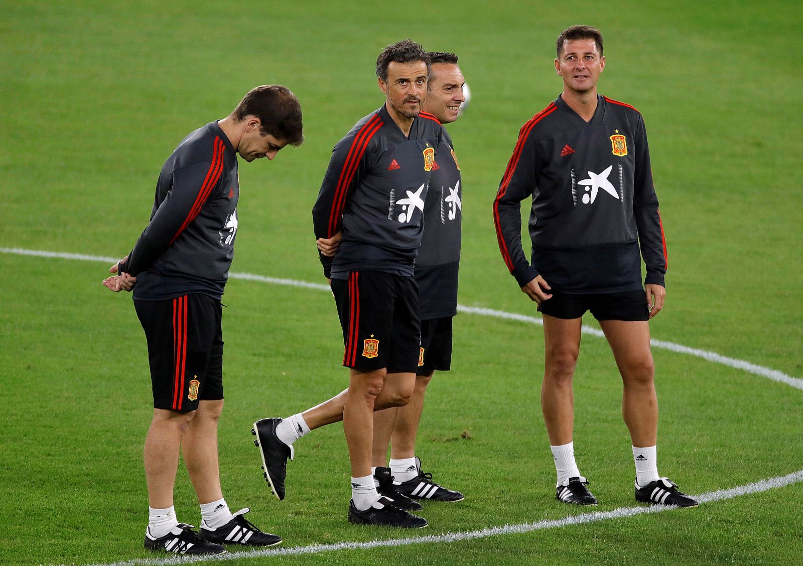 El entrenador de la selección española, Luis Enrique, y varios miembros del cuerpo técnico durante el entrenamiento.