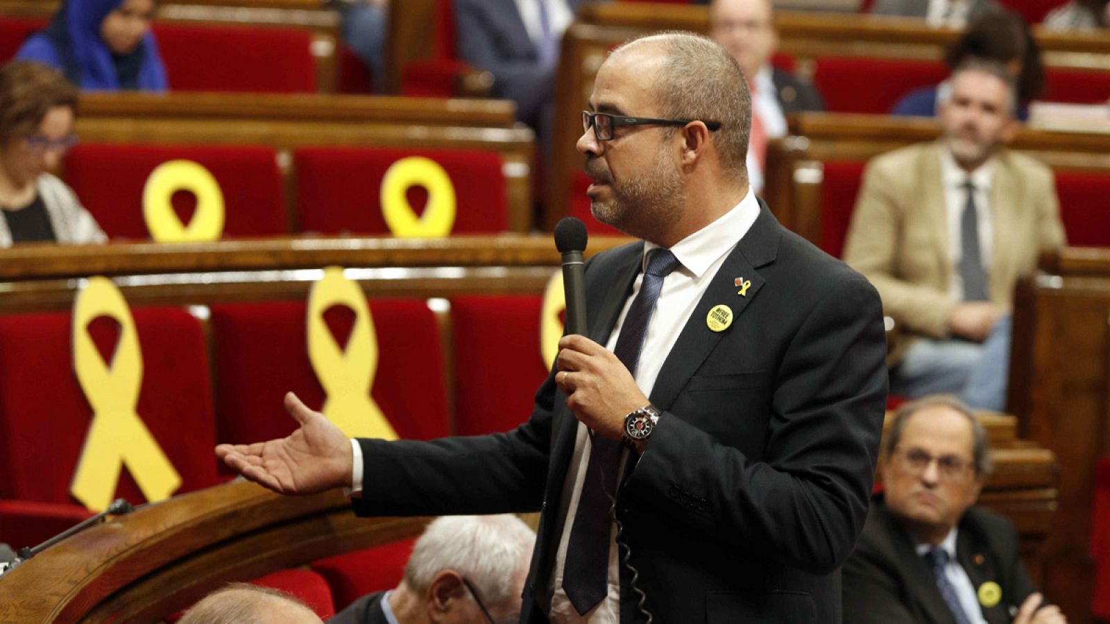 El conseller de Interior, Miquel Buch, contesta una pregunta durante el pleno del Parlament
