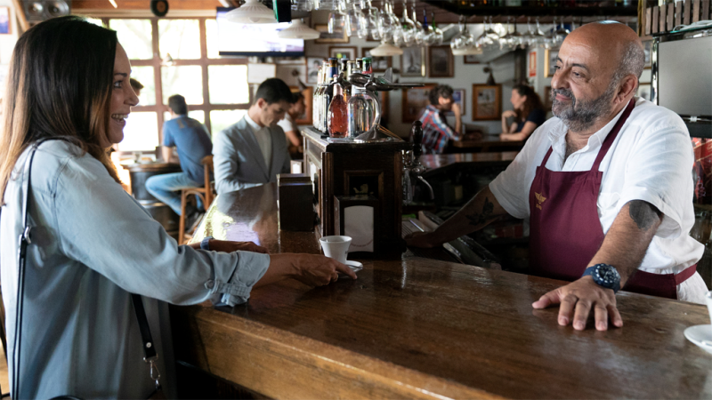 Laura acude al bar de Sebas