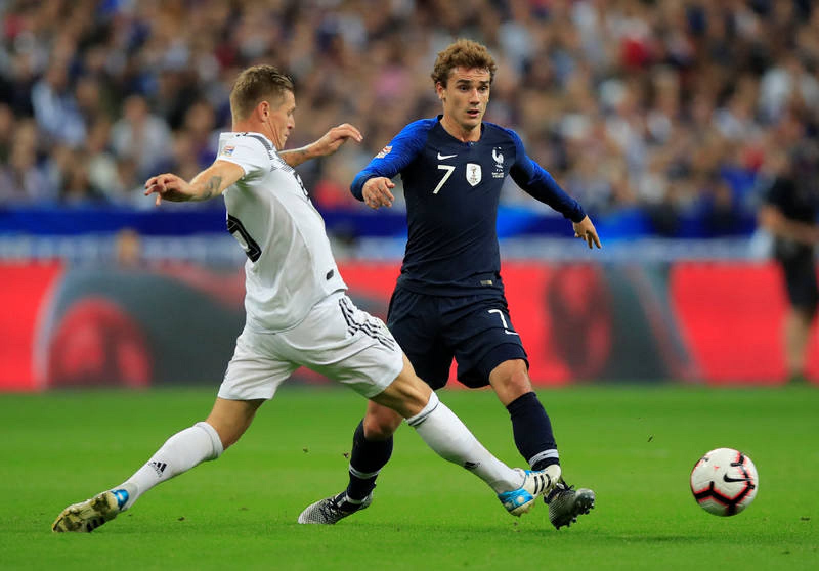 Toni Kroos (i) intenta quitar el balón a Antoine Griezmann 