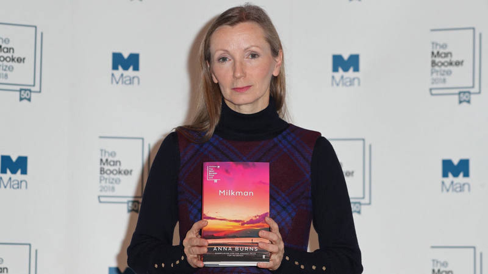Ann Burns posa con su libro 'Milkman' en el Royal Festival de Londres.