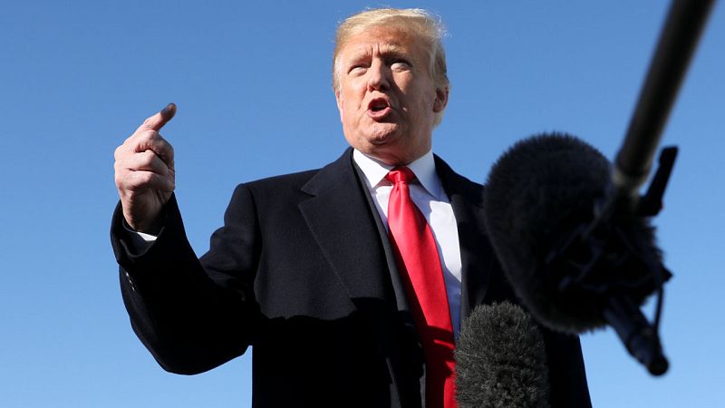 Trump atiende a la prensa en la base aérea de Andrews