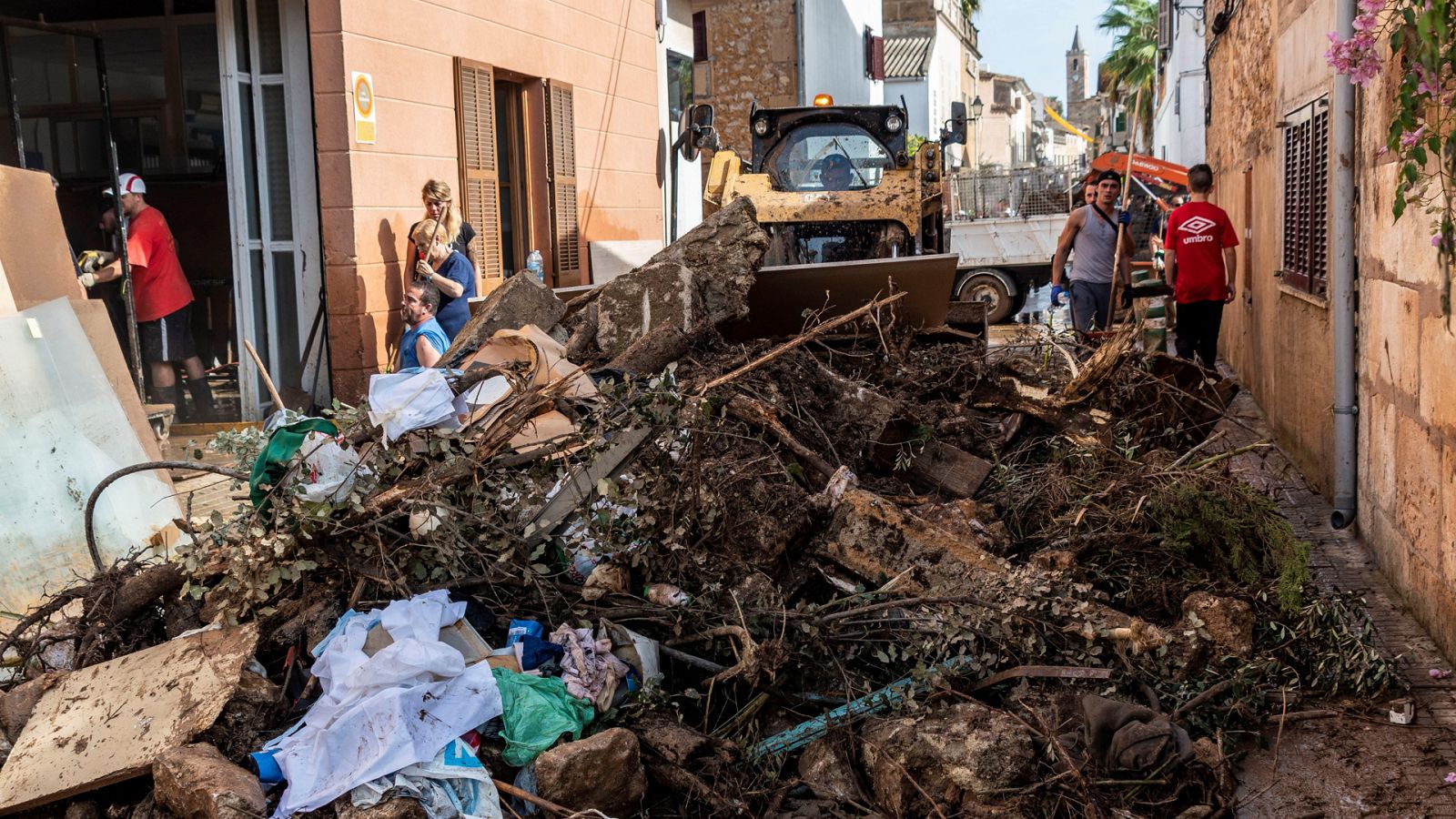 Voluntarios trabajando en la limpieza de las calles de Sant Llorenç (Mallorca) tras las inundaciones.