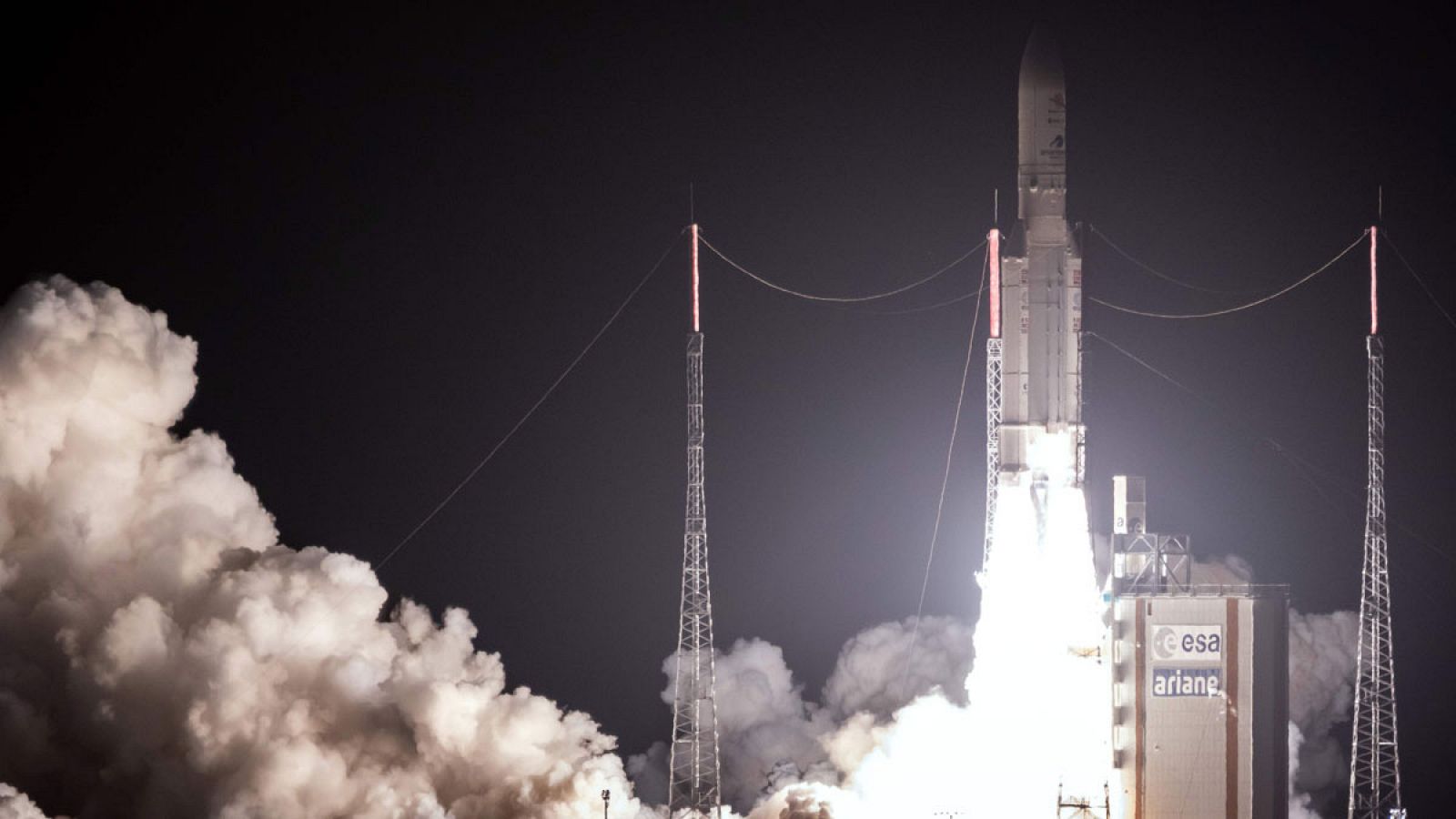 Imagen del lanzamiento del cohete Ariane 5 , a bordo del cual va BepiColombo, la primera misión espacial europea a Mercurio.