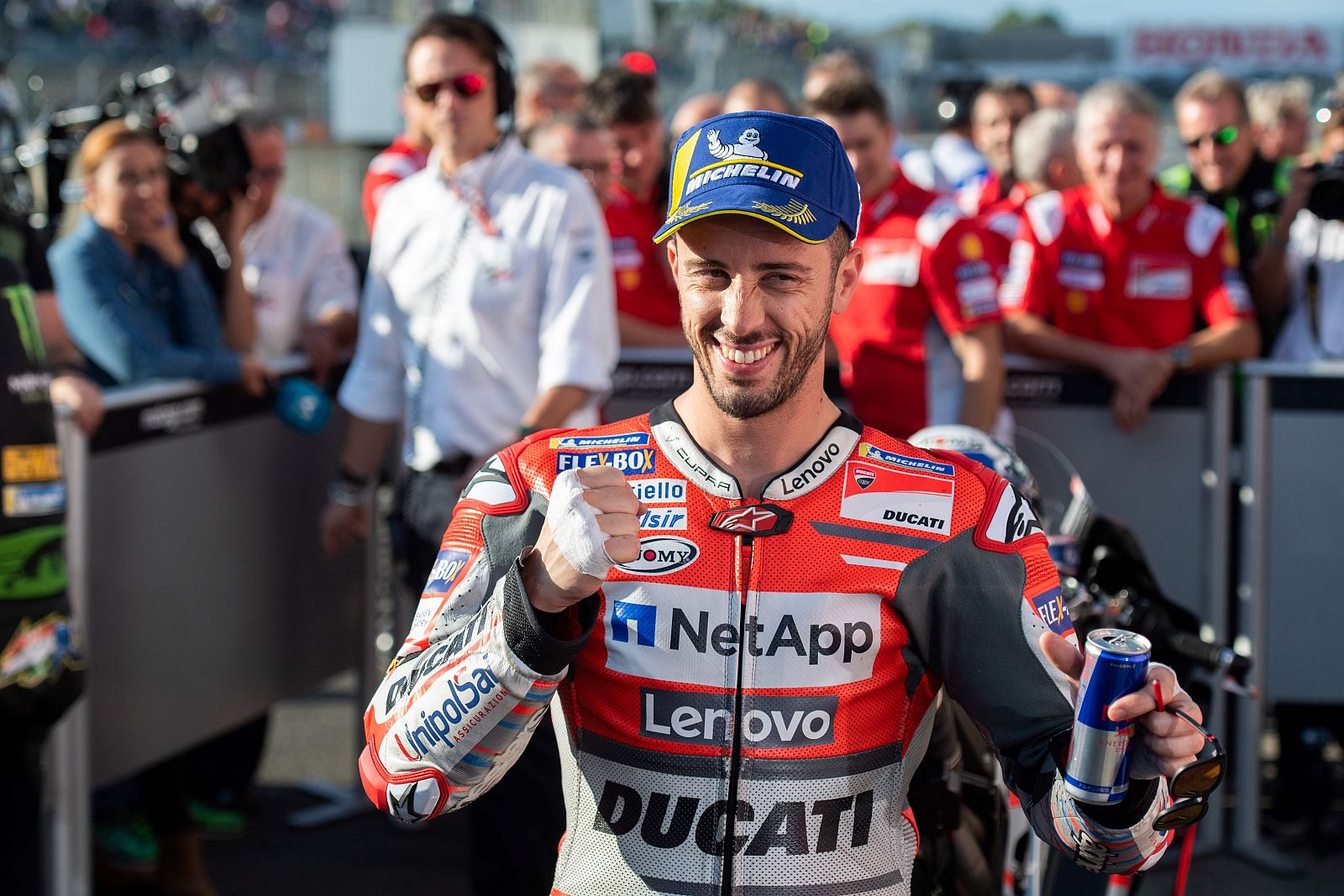 El italiano Andrea Dovizioso celebra su 'pole' en el circuito de Motegi (Japón).