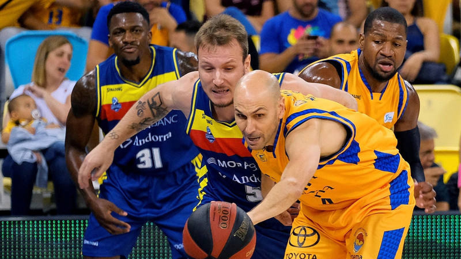 El base de Herbalife Gran Canaria, Albert Oliver, pelea por el balón ante el jugador del Morabanc Andorra, Rafa Luz.