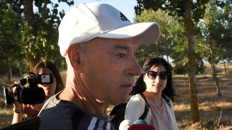 El etarra Santiago Arrospide Sarasola "Santi Potros" (c) saliendo de la prisión de Topas, en Salamanca, el pasado 5 de agosto de 2018.