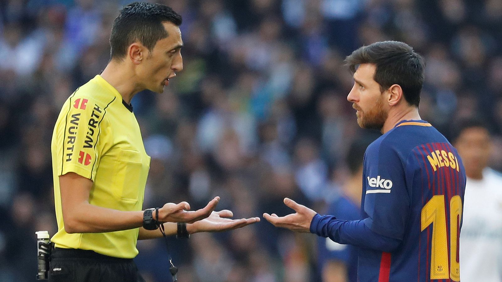 El árbitro José Sánchez Martínez conversa con Leo Messi -gran ausencia del próximo Clásico- en el Madrid - Barça del pasado 23 de diciembre.