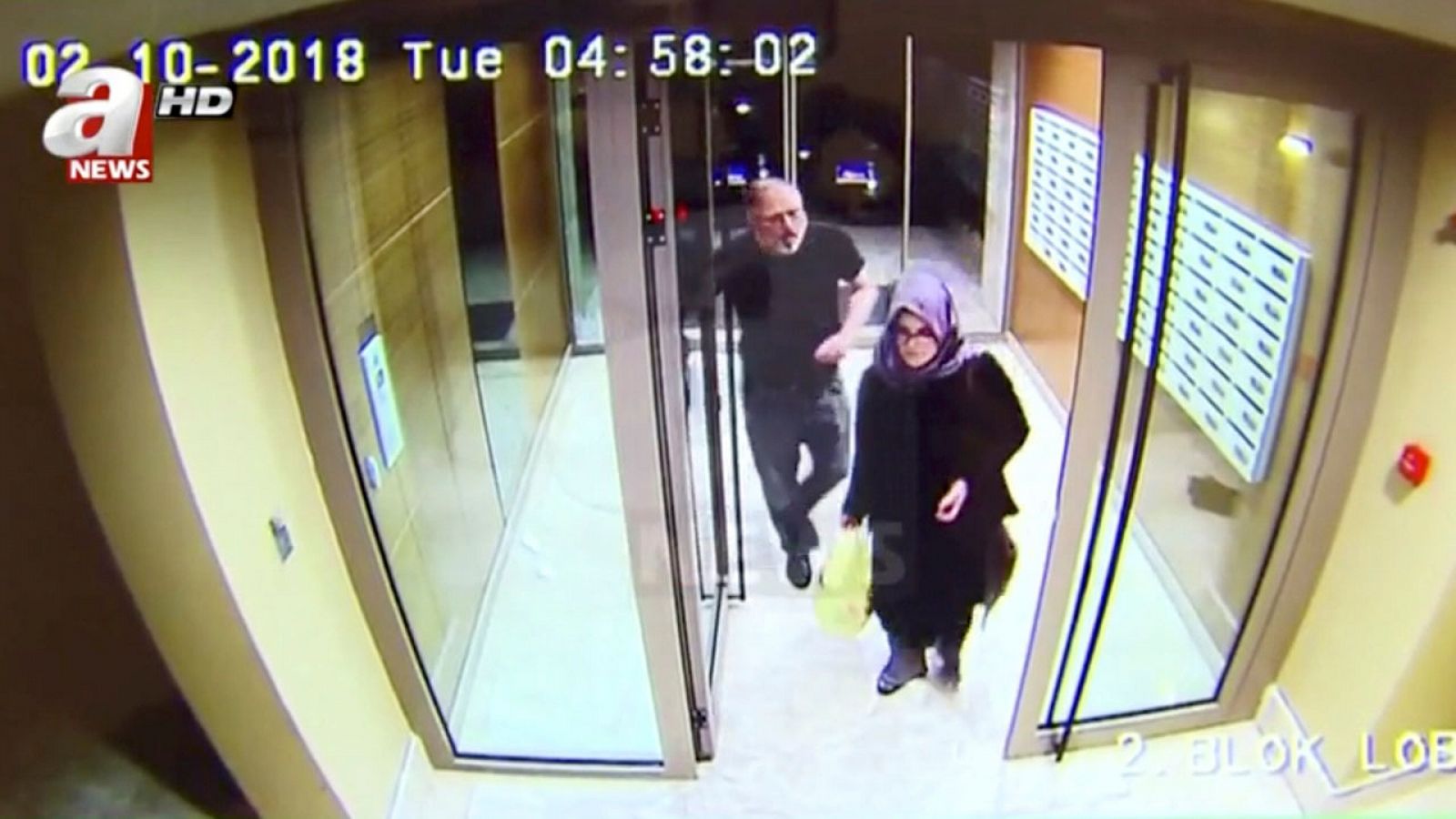Jamal Khashoggi y su prometida Hatice Cengiz, camino del consulado saudí en Estambul el pasado 2 de octubre