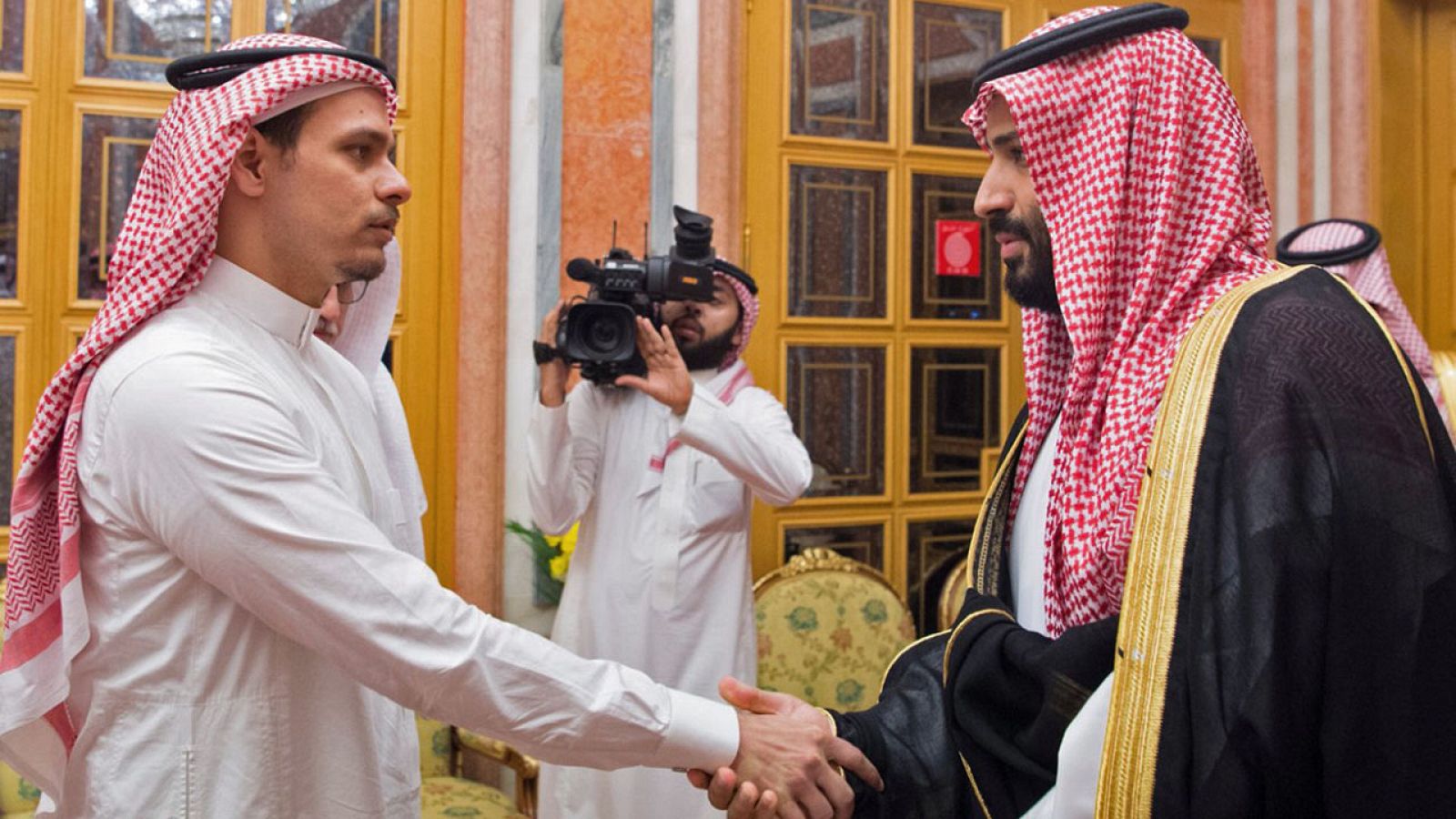 El príncipe Salman da el pésame al hijo del periodista asesinado Jamal Khashoggi en Riad