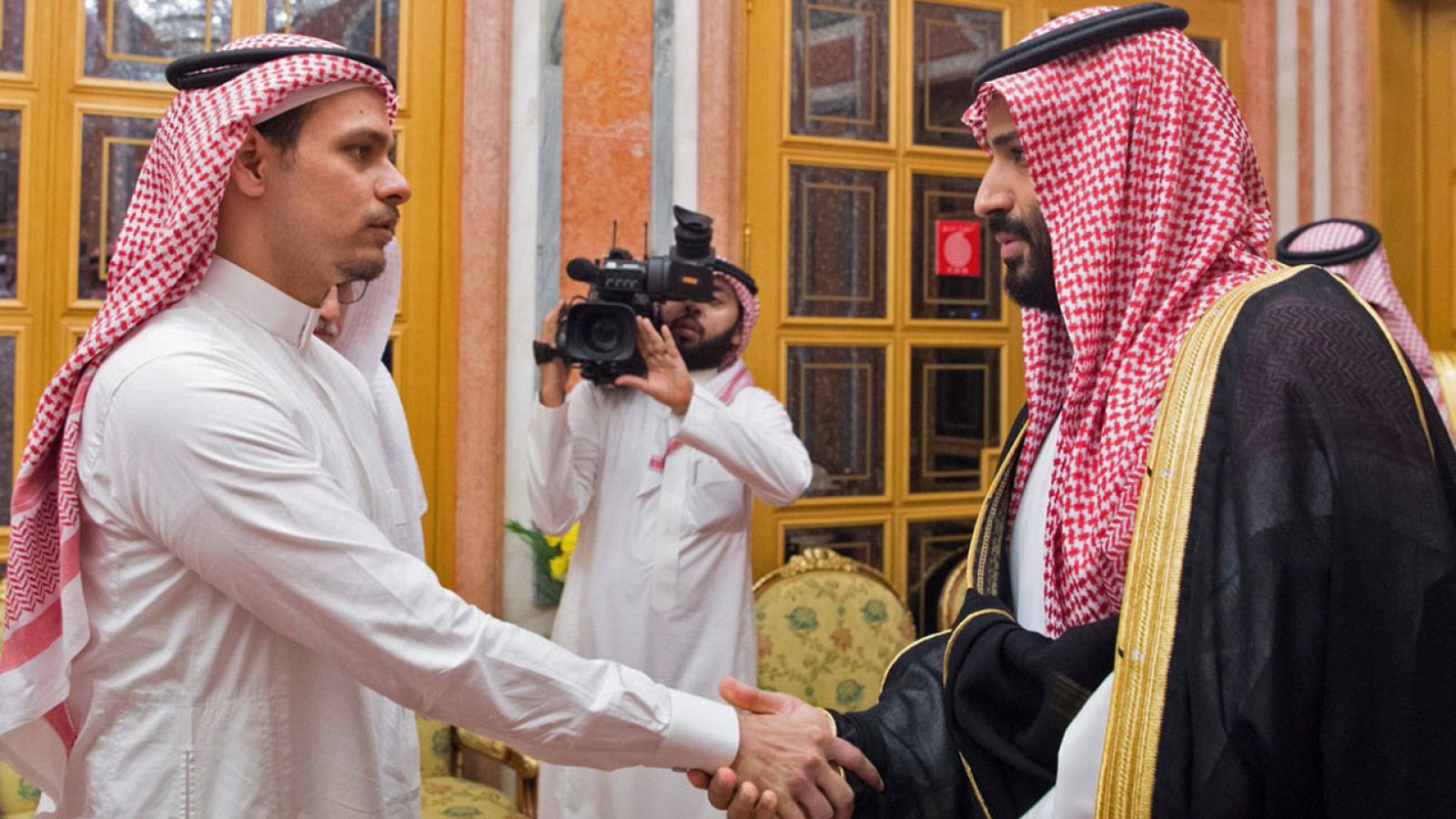 El príncipe Salman recibe al hijo del periodista asesinado Jamal Khashoggi en Riad