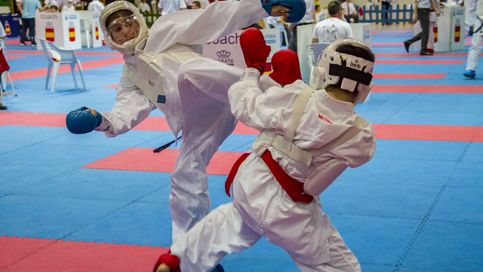 Dos karatekas compiten en la Liga Nacional Femenina de Kárate