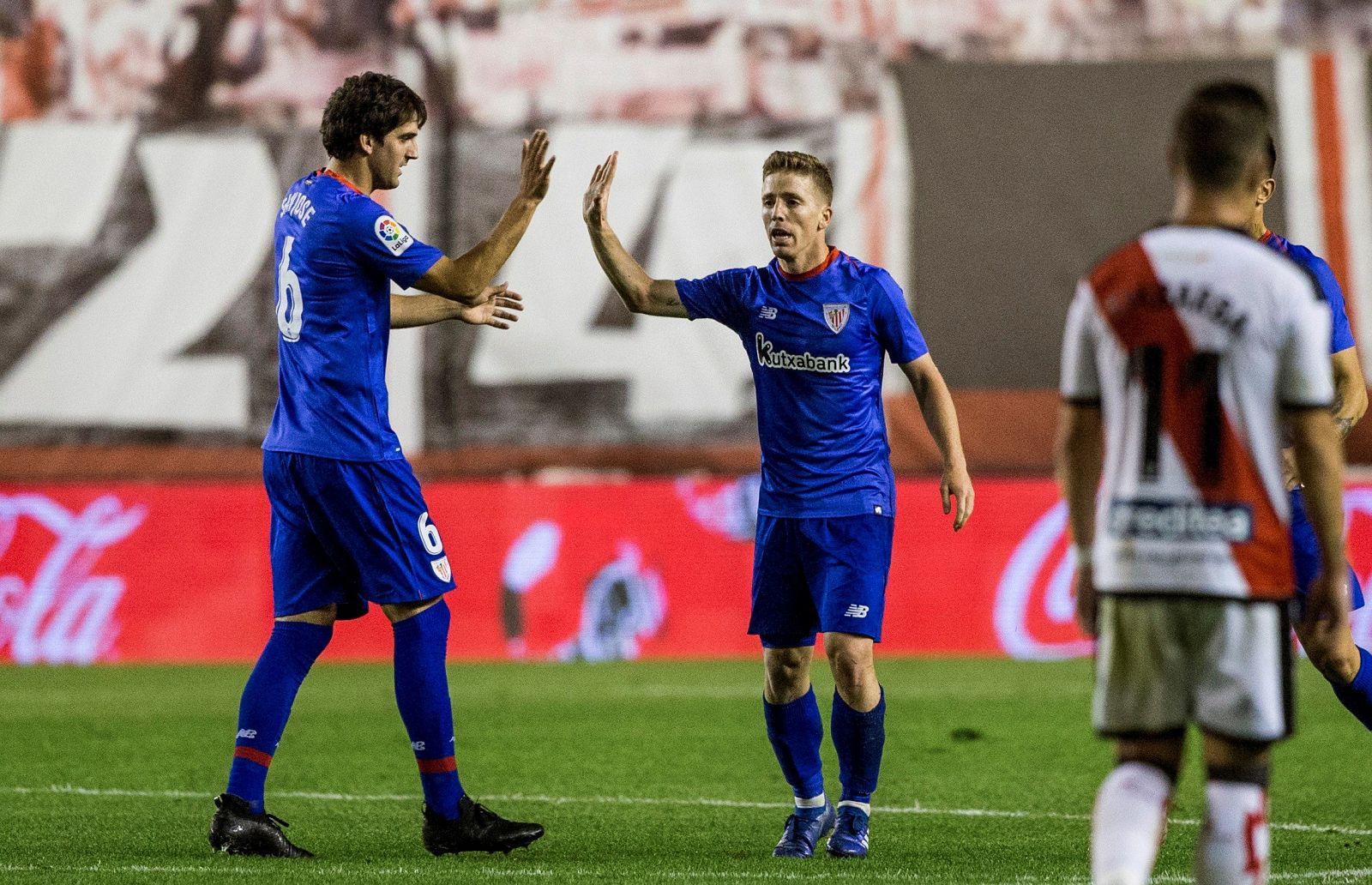 Iker Muniain celebra el gol del empate, durante el partido ante el Rayo Vallecano.