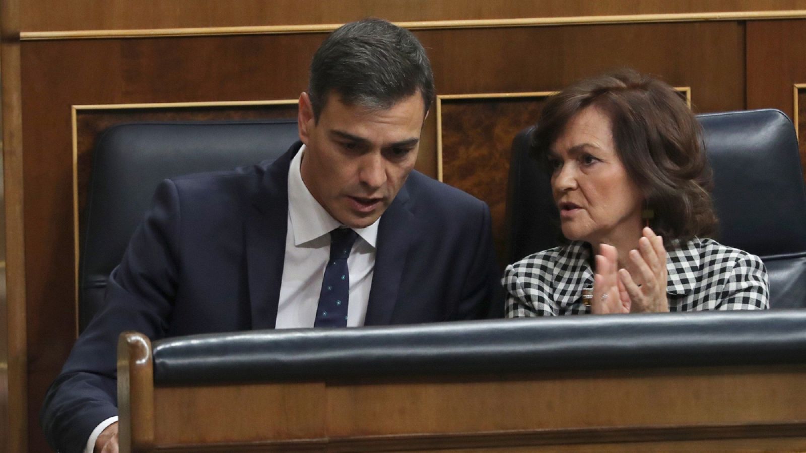 Pedro Sánchez junto a Carmen Calvo en el Congreso