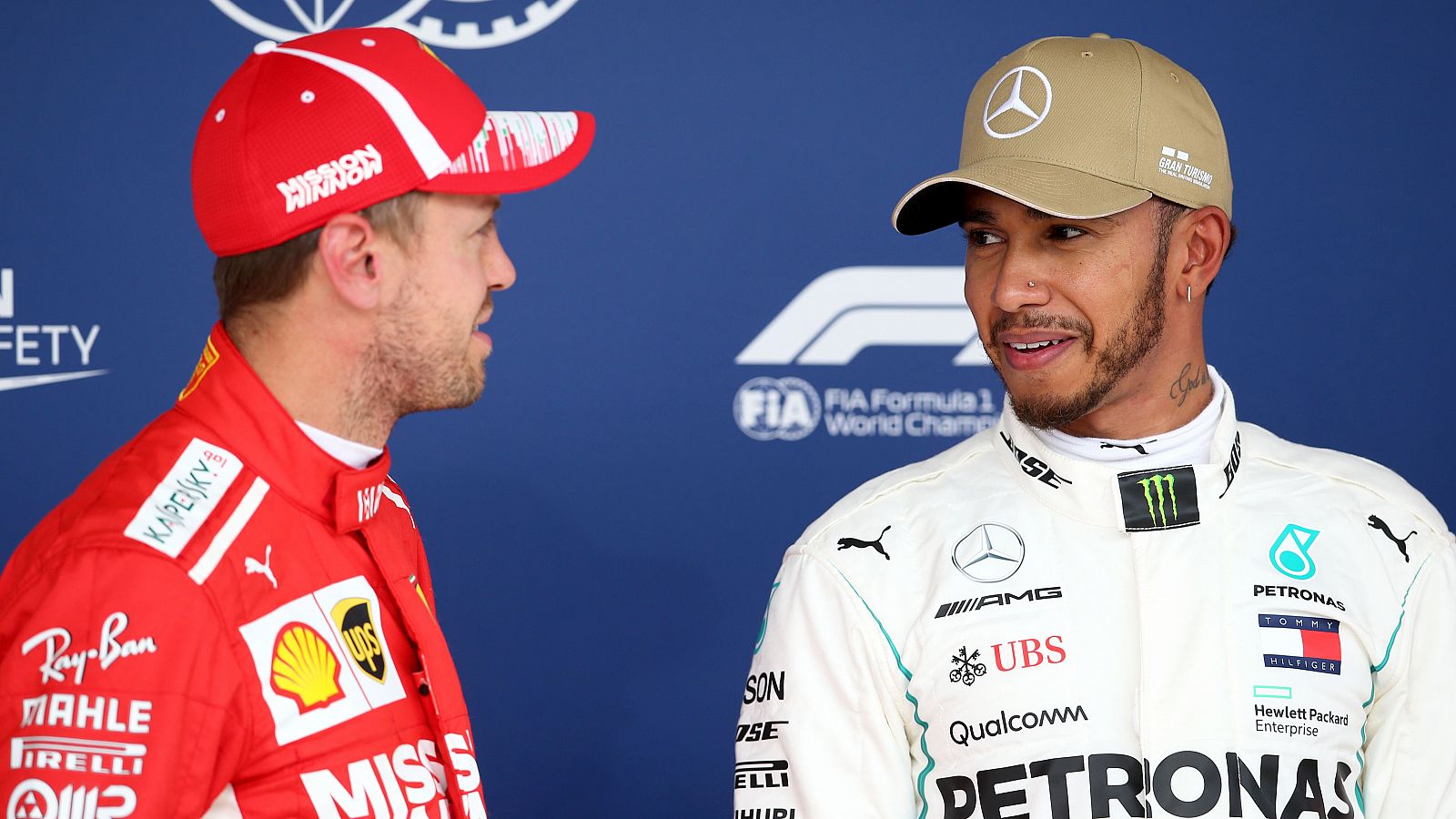 Lewis Hamilton (d) conversa con Sebastian Vettel (i)