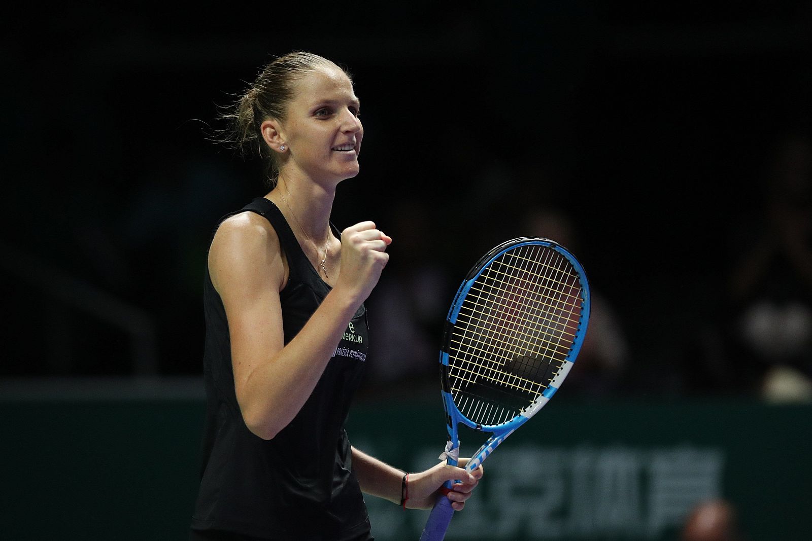 La tenista checa Karolina Pliskova celebra su victoria frente a su compatriota Petra Kvitova en el partido del Grupo Blanco de las Finales WTA.