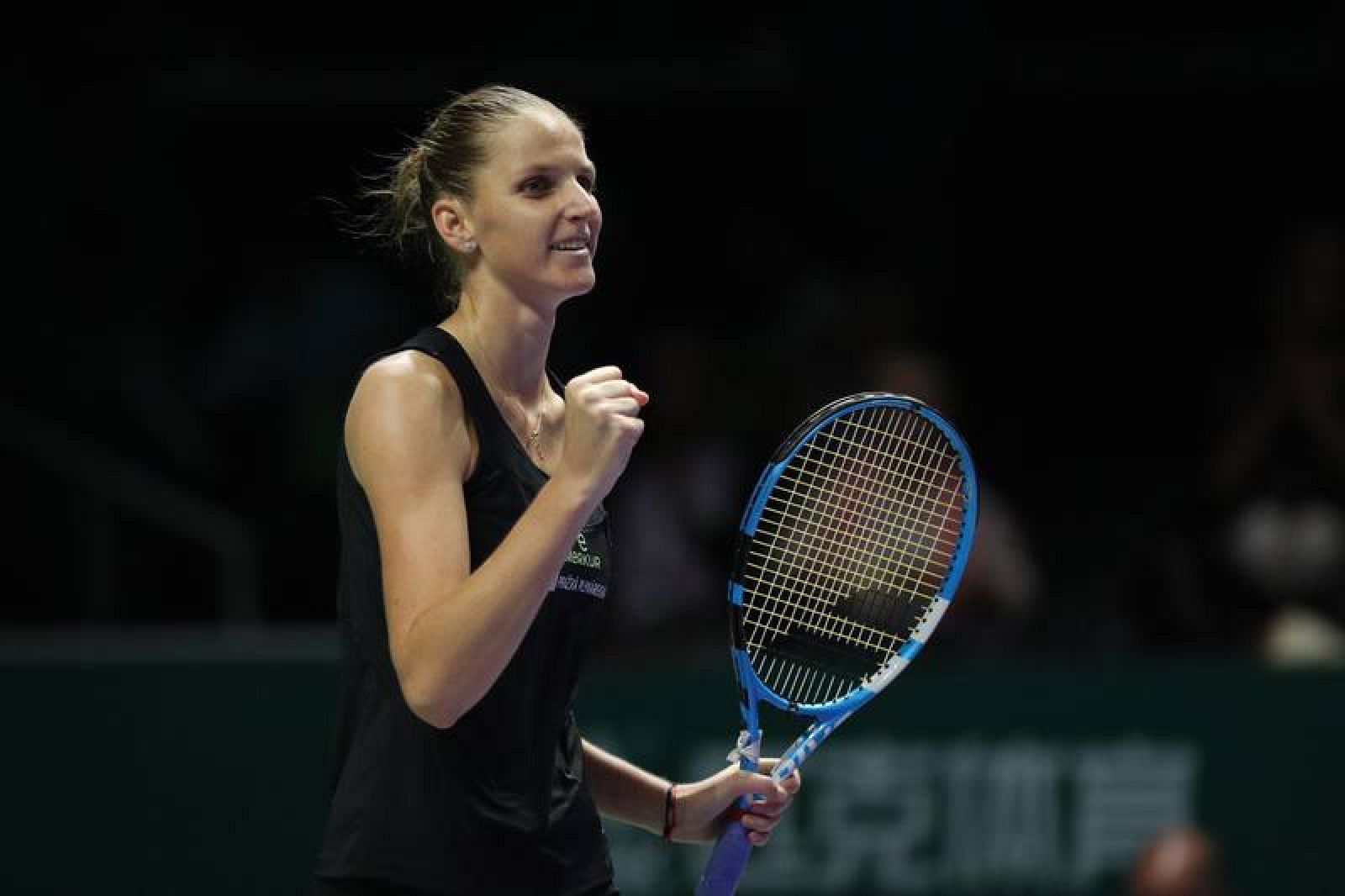 La tenista checa Karolina Pliskova celebra su victoria frente a su compatriota Petra Kvitova en el partido del Grupo Blanco de las Finales WTA. 