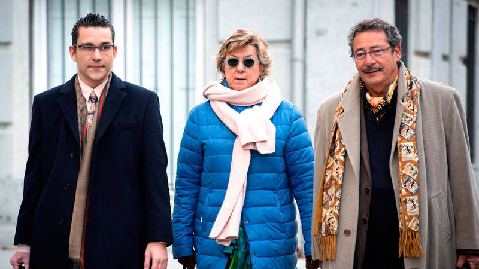 La senadora del PP Pilar Barreiro y sus abogados entran en el Supremo para declarar el pasado enero