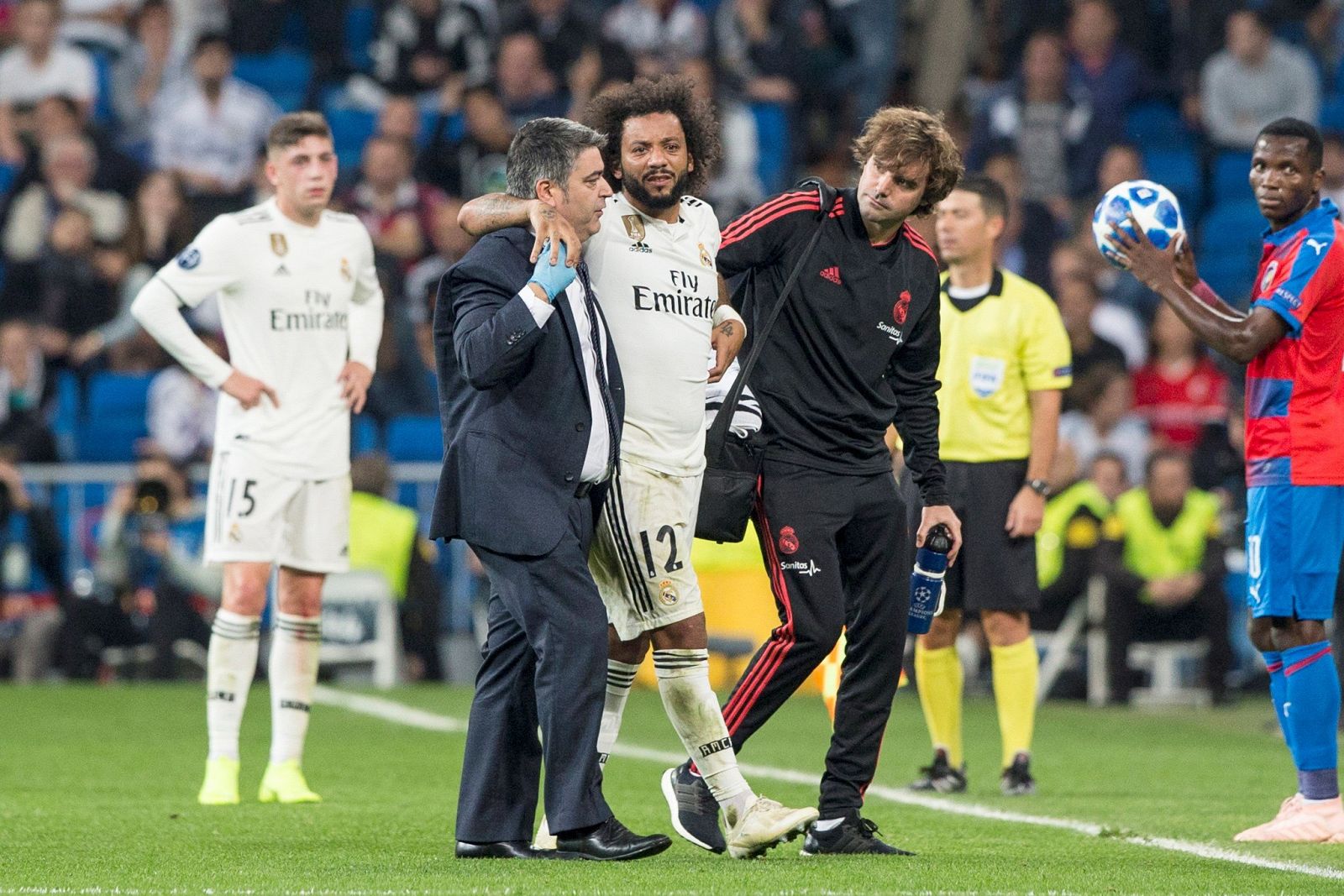 Marcelo abandonando el terreno de juego tras sufrir el golpe ante el Viktoria Plzen.