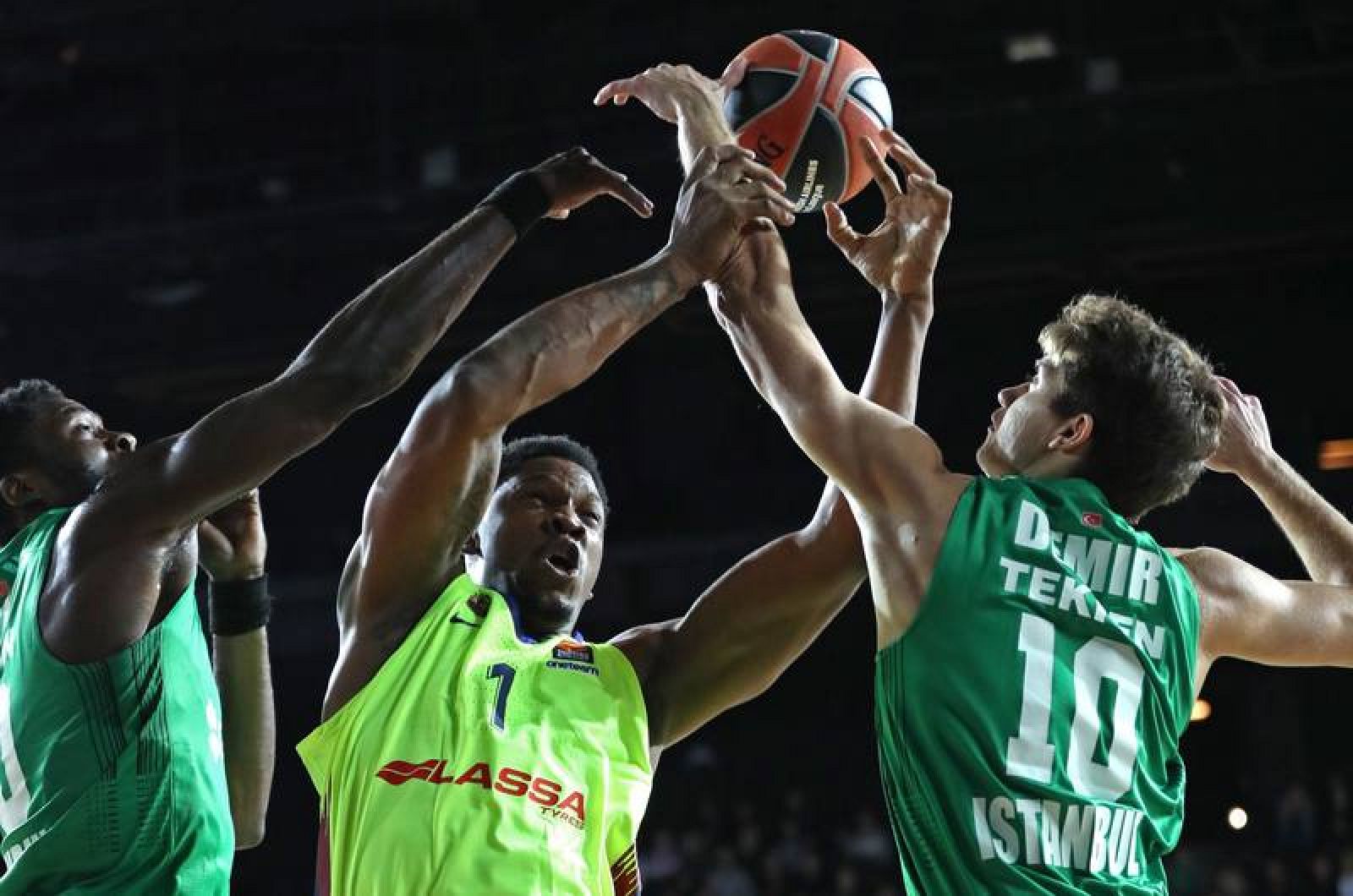 Berk Demir y Michael Eric disputan la bola frente al pívot francés del Barcelona, Kevin Seraphin.