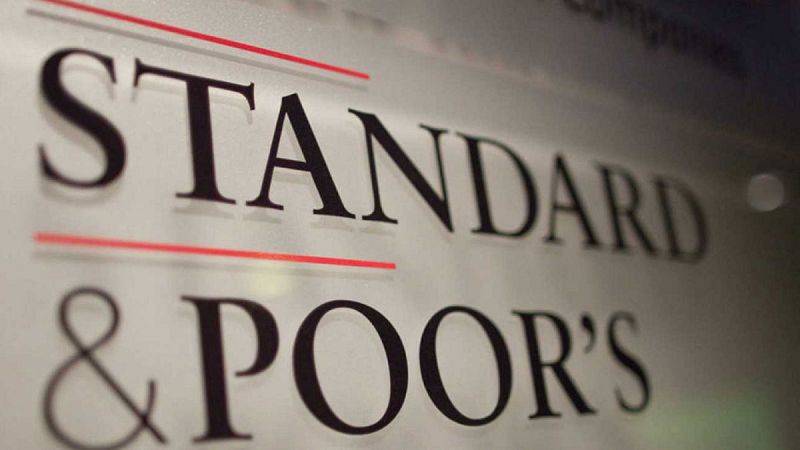 Cartel de la agencia de calificación Standard & Poor's en la sede de esta empresa en París, Francia.