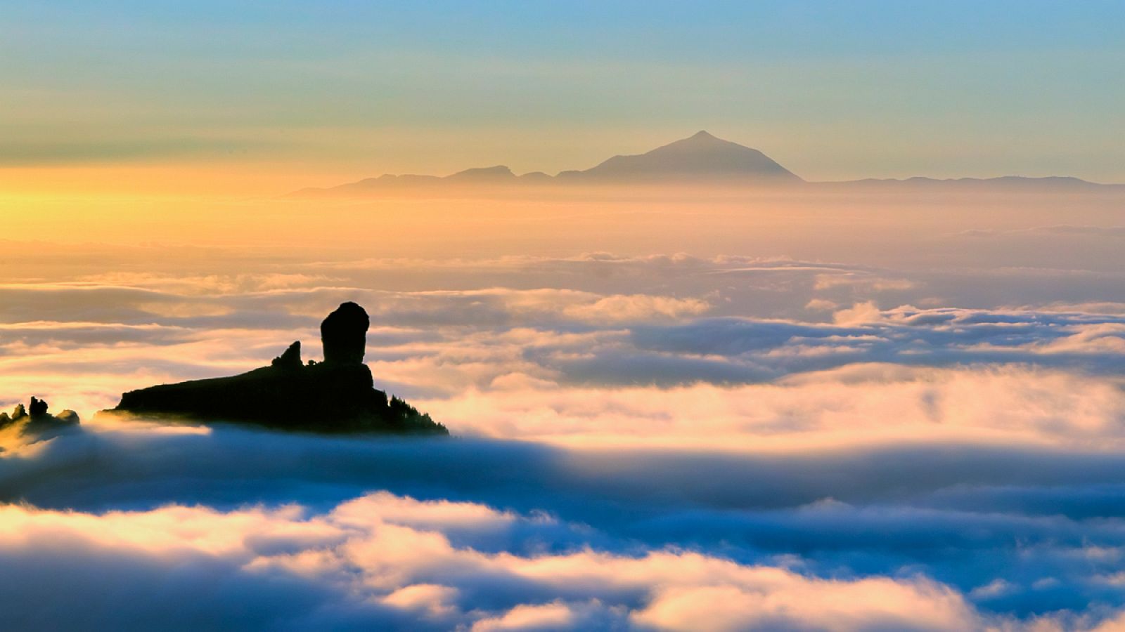 El Roque Nublo (Gran Canaria) en primer plano, con el Teide (Tenerife) al fondo.