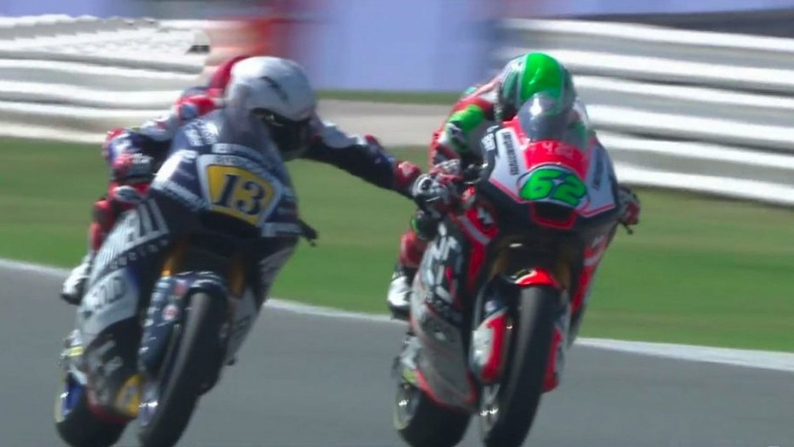 Momento en el que Fenati tocaba el freno del rival durante el GP de San Marino.